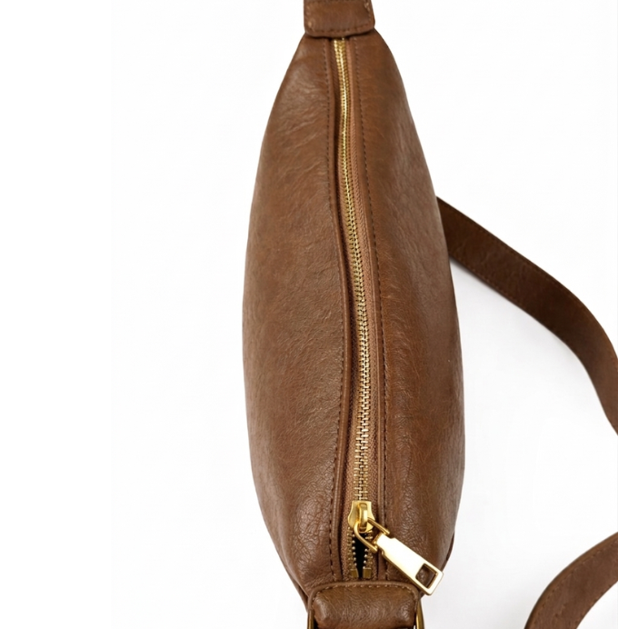 Classic Brown Leather Shoulder Bag with Adjustable Strap